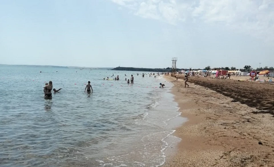 В Керчи отдыхающие купаются в море не смотря на рекомендации воздержаться от посещения пляжей. Фото: Анжелика Быстрова.