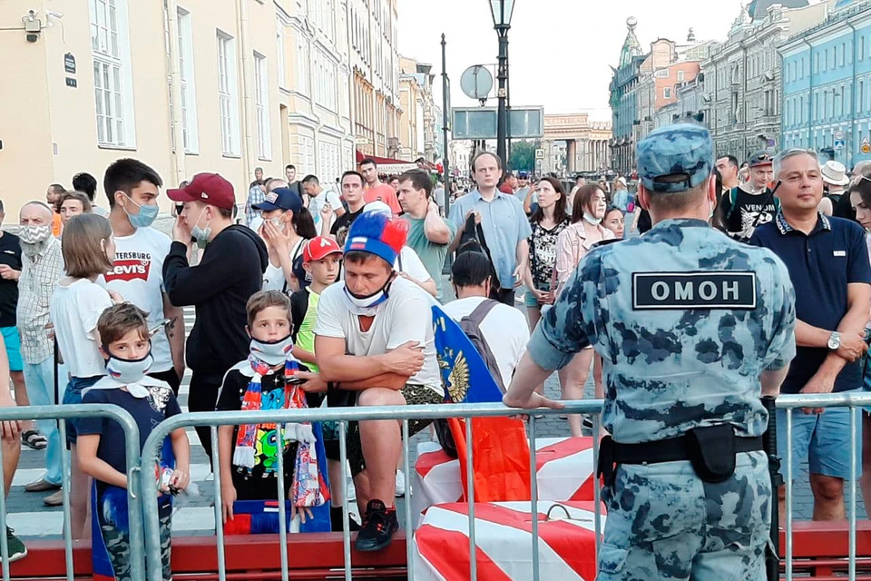В фан-зоне на Конюшенной начали действовать антиковидные ограничения.