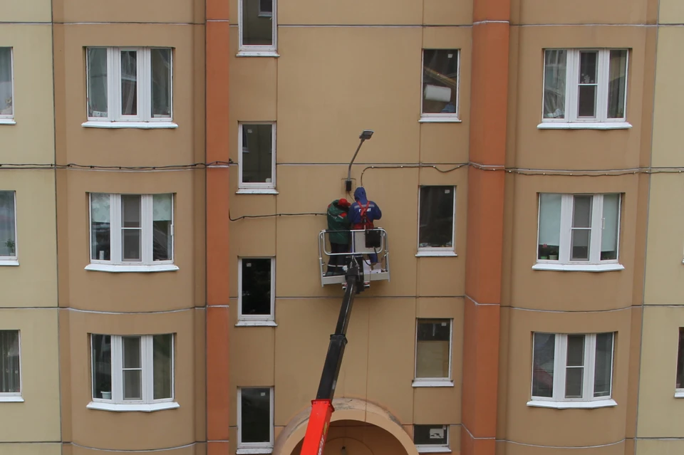Специалисты АО «Воронежская горэлектросеть» сейчас оперативно переключают на резервные линии потребителей