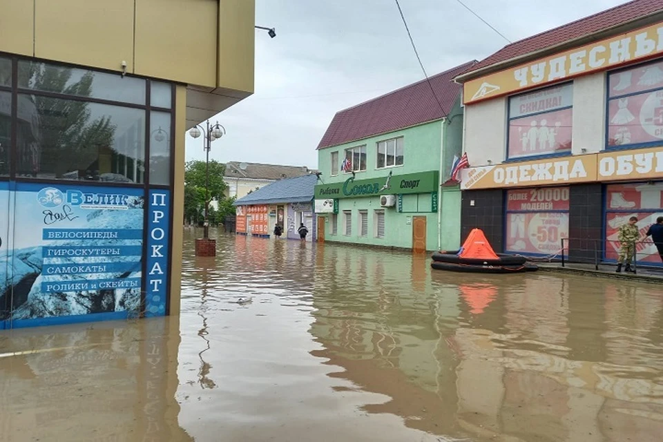 Улица Советская во время наводнения в Керчи