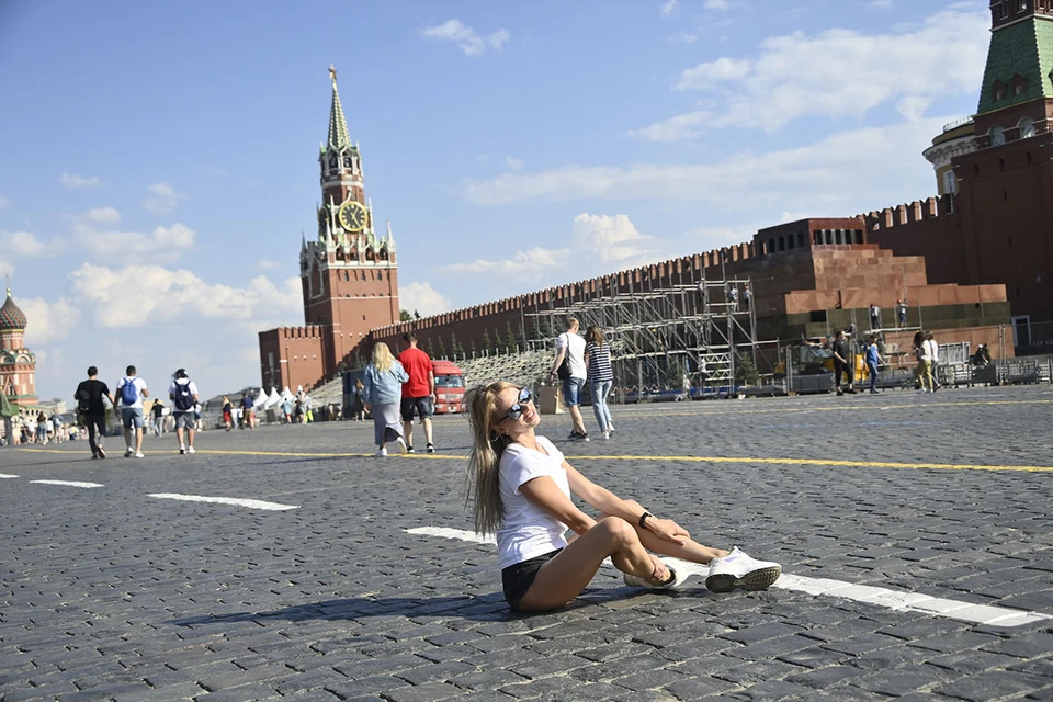 Столица изнывает от жары. 23 июня в Москве повторился июньский температурный рекорд. Воздух прогрелся до +34,7 градусов Цельсия.