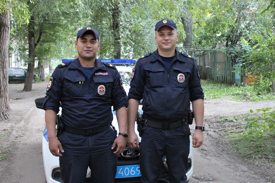 Полицейские не проехали мимо собаки, попавшей в беду