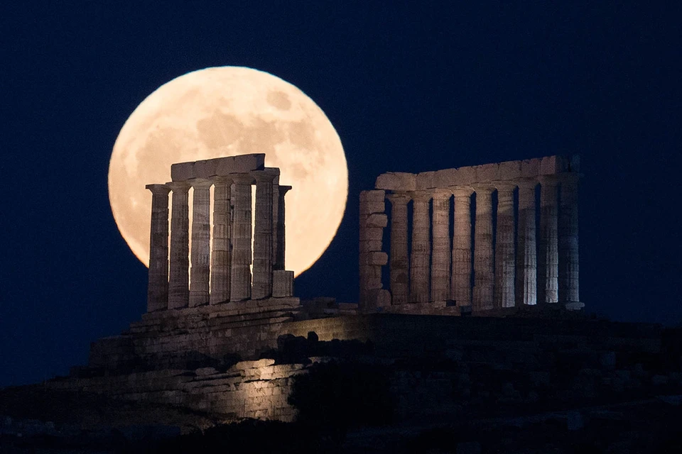 Клубничная луна в Афинах, Греция.