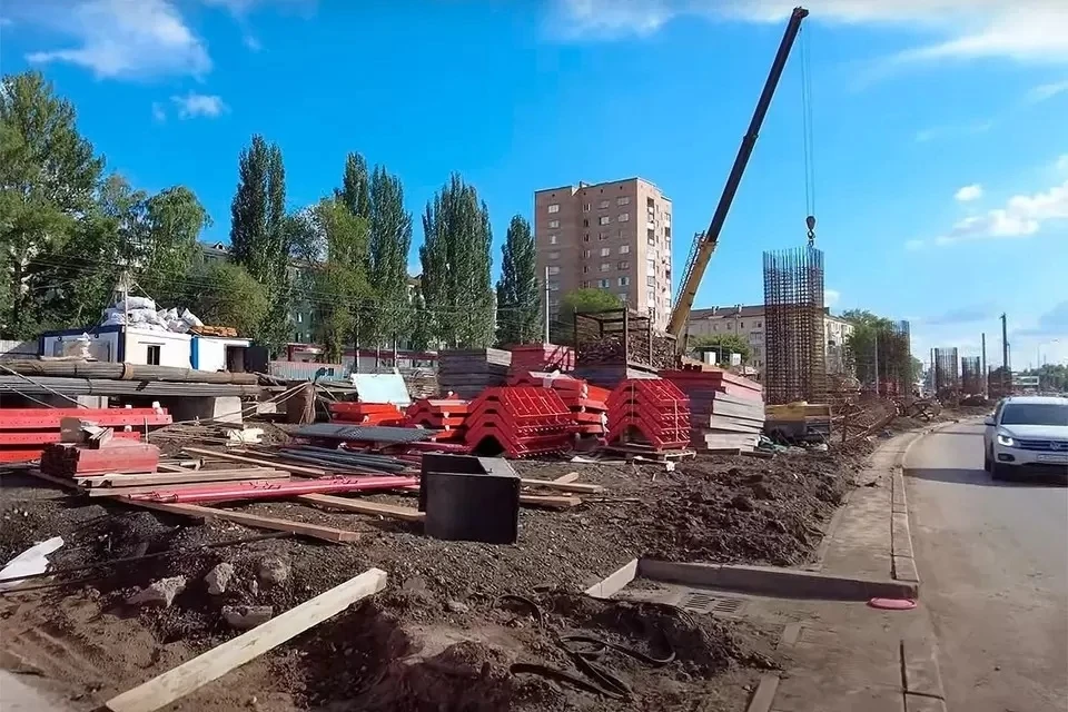 На Ново-Садовой вовсю кипит строительство двухуровневой развязки. Фото: скрин видео