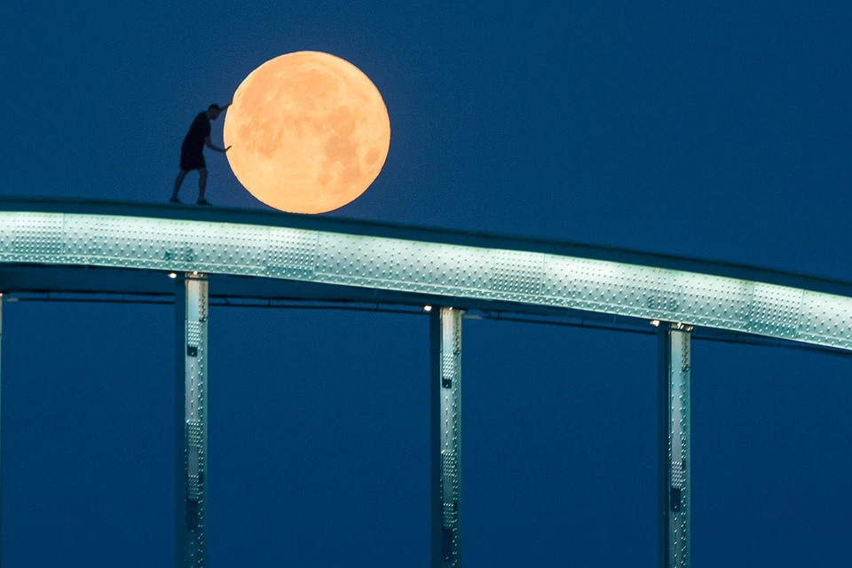 Красивое фото луны на фоне железнодорожного моста в Загребе, Хорватия.