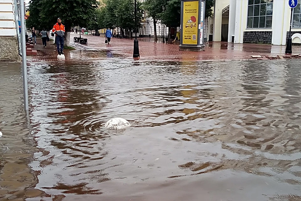 Улицу затопило водой. Потоп в Твери. Затопленная Трёхсвятская в Твери. Потоп Трёхсвятская. Затопленные улицы Твери.
