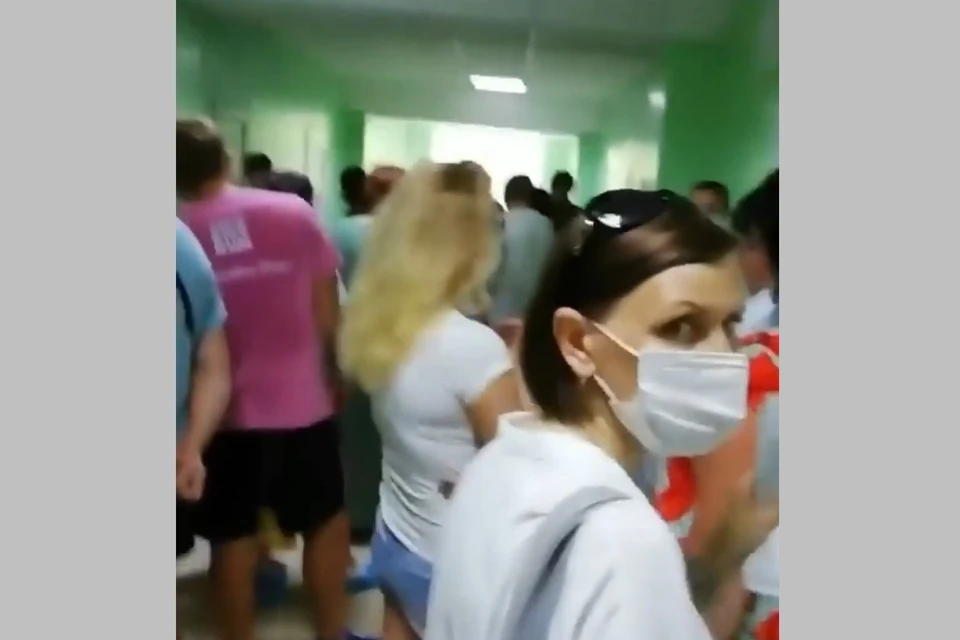 Огромную очередь в больнице №11 сняли на видео. Фото: https://vk.com/rzn_life_vk