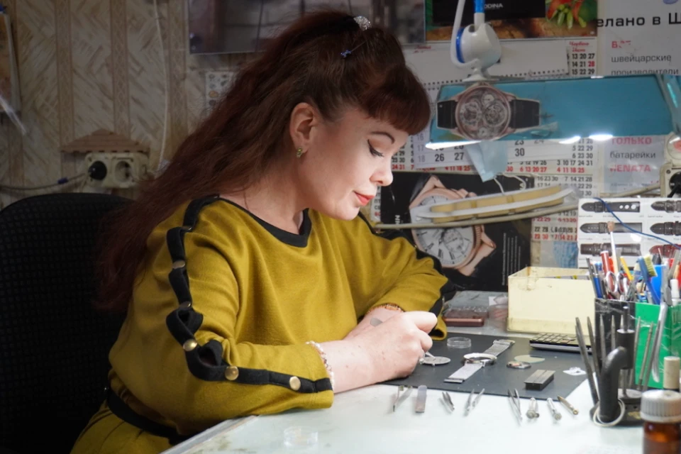 Часовой мастер Марина уже больше 15 лет занимается ремонтом часов. Фото locals.md