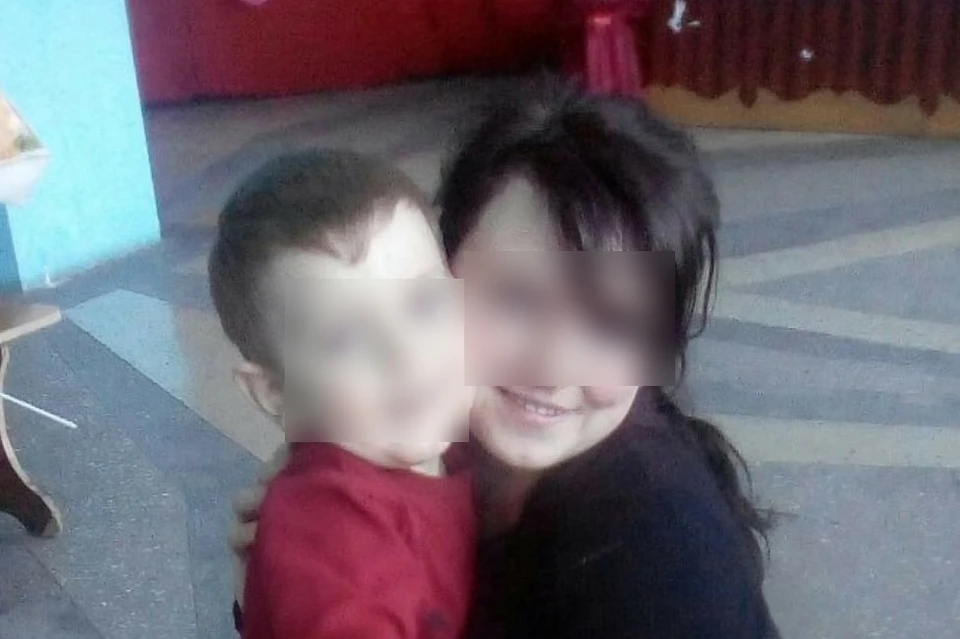 Елена до последнего пыталась спасти своего маленького сынишку Мишу.