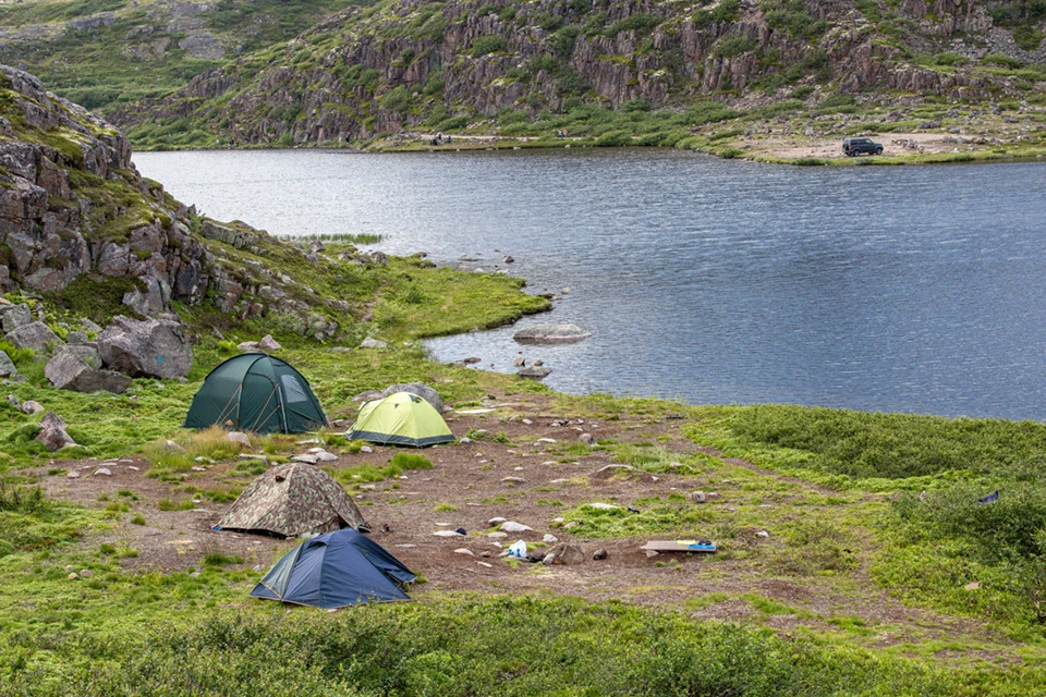 Мы подобрали несколько мест в Мурманской области, где можно с комфортом расположиться с палаткой и доехать туда на автомобиле.