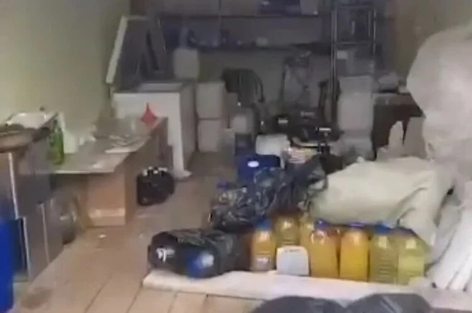 Нарколабораторию оборудовали в гараже