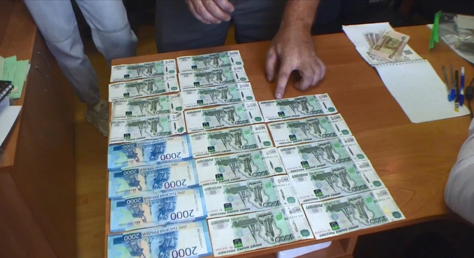 В Смоленске чиновник задержан за взятку в размере 300 тысяч рублей. Фото: пресс-служба СУ СК по Смоленской области.