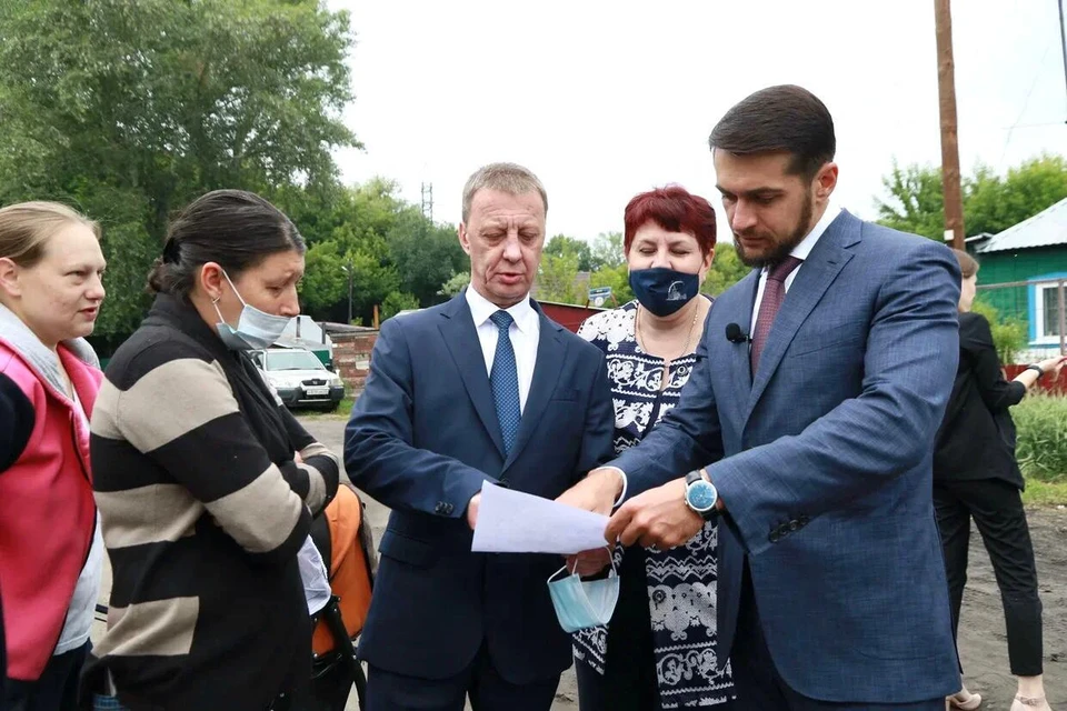 Когда глава города и депутат Госдумы приехали на место, чтобы осмотреть объект, решили – так дело не пойдет, нужно делать улицу полностью!
