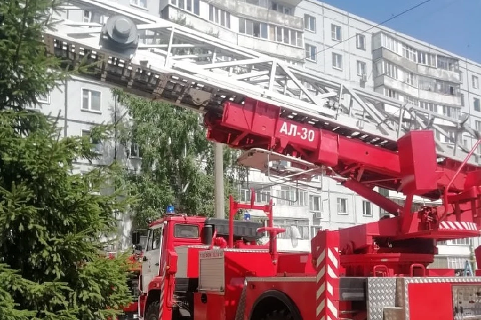 Загорелся балкон на втором этаже.