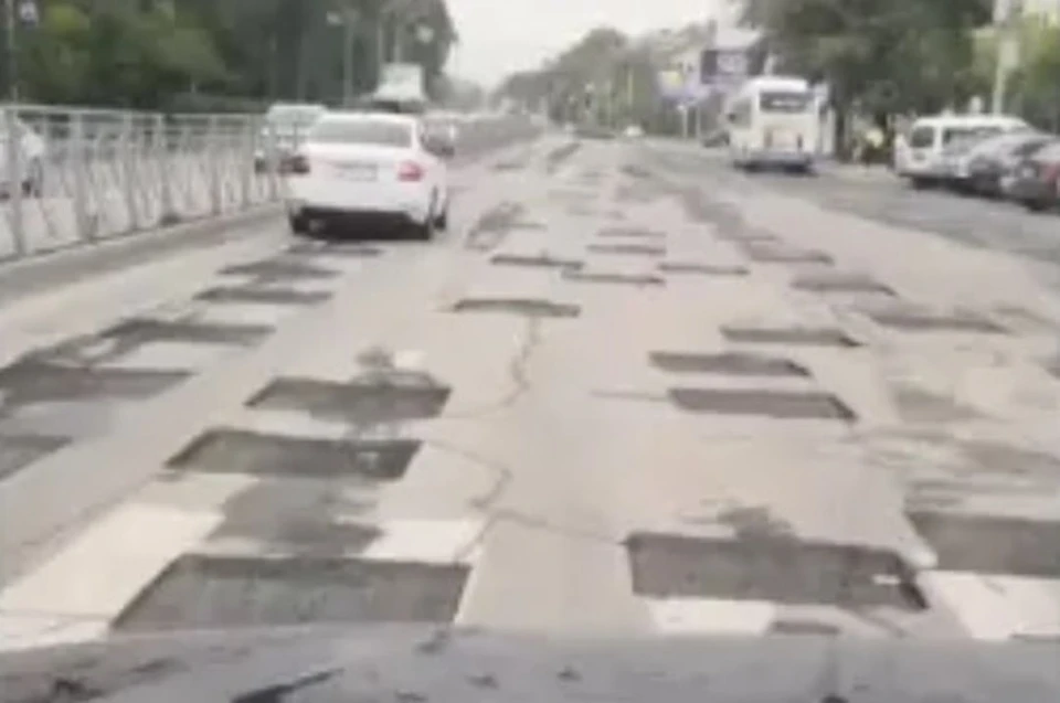 В Новосибирске залатали дорогу в виде шахматной доски. Фото: стоп-кадр