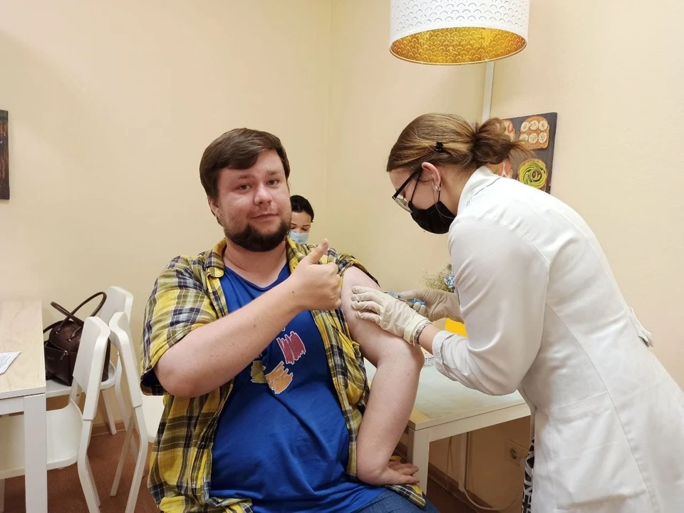 Ведущий на радио «КП-Самара» Егор Злыгостьев делает прививку.