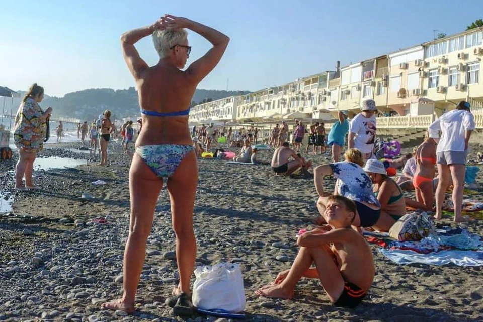 К морю не пройти: что происходит на пляжах Сочи после введенных ограничений для туристов - KP.RU