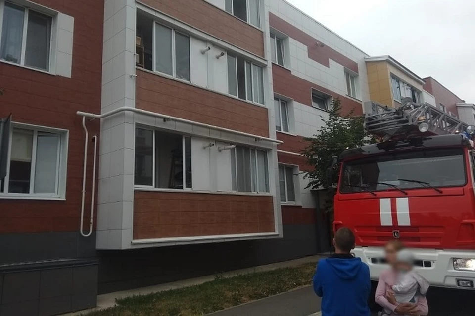 В подъезде трехэтажного дома горела детская коляска.