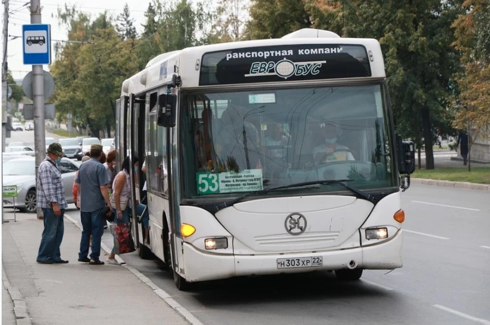Людям приходится ждать автобус под палящим солнцем