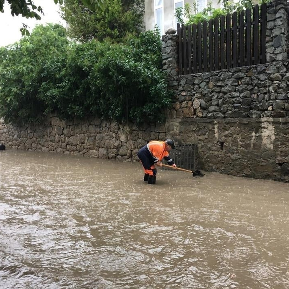 В Крыму снова потоп: вода залила улицы Ялты и Бахчисарайского района - KP.RU