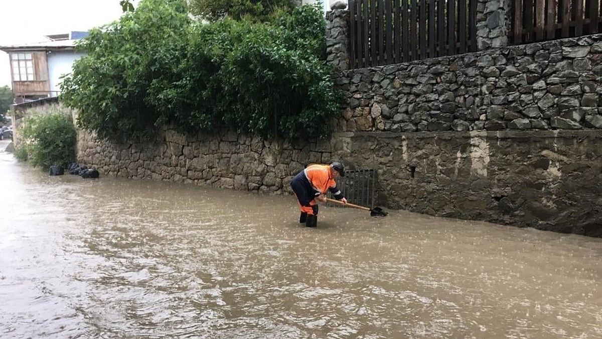 В Крыму снова потоп: вода залила улицы Ялты и Бахчисарайского района - KP.RU