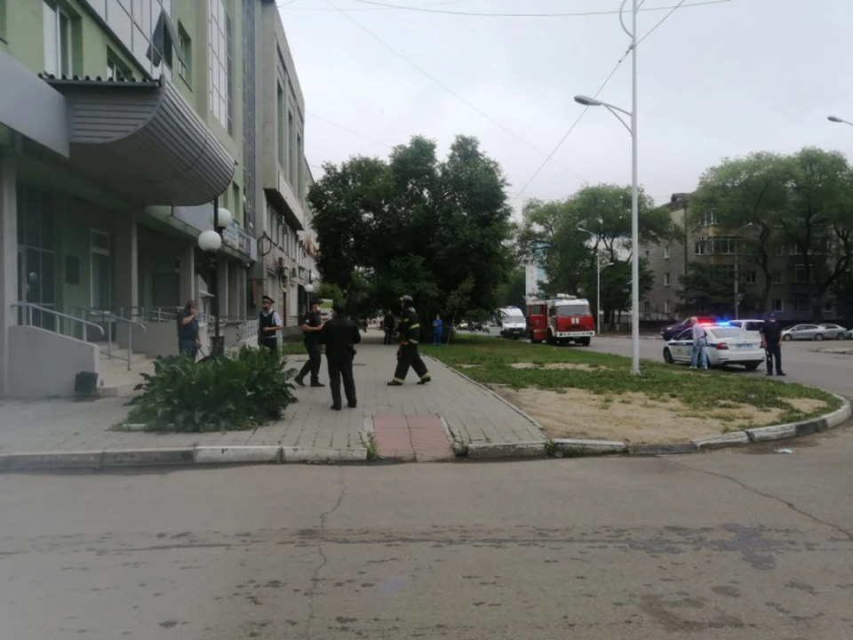 На место выехали оперативные службы