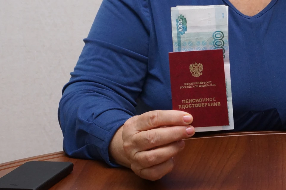 С 81-летней пенсионерки сняли полпенсии за тезку