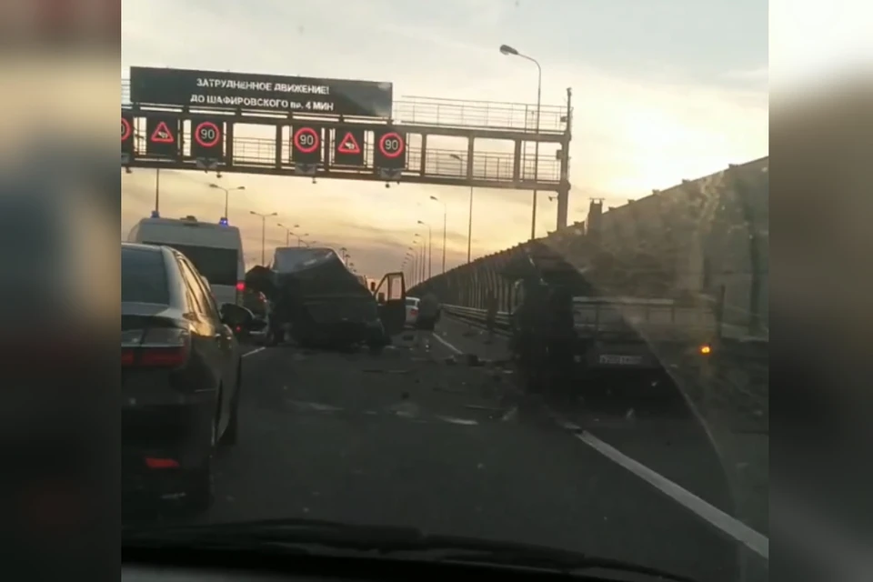 ДТП с участием трех авто произошло на внешнем кольце КАД в Петербурге. Фото: vk.com/spb_today