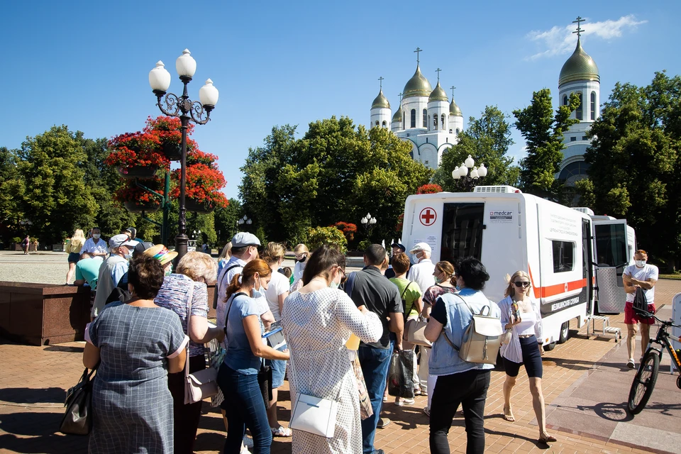 Сегодня в Калининграде развернуто несколько мобильных пунктов вакцинации, в том числе и в самом центре – на площади Победы.