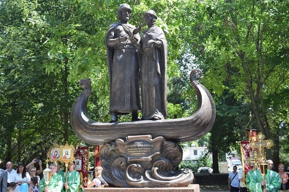 Памятник Петру и Февронии в Детском парке Симферополя. Фото: Администрация Симферополя/Вконтакте