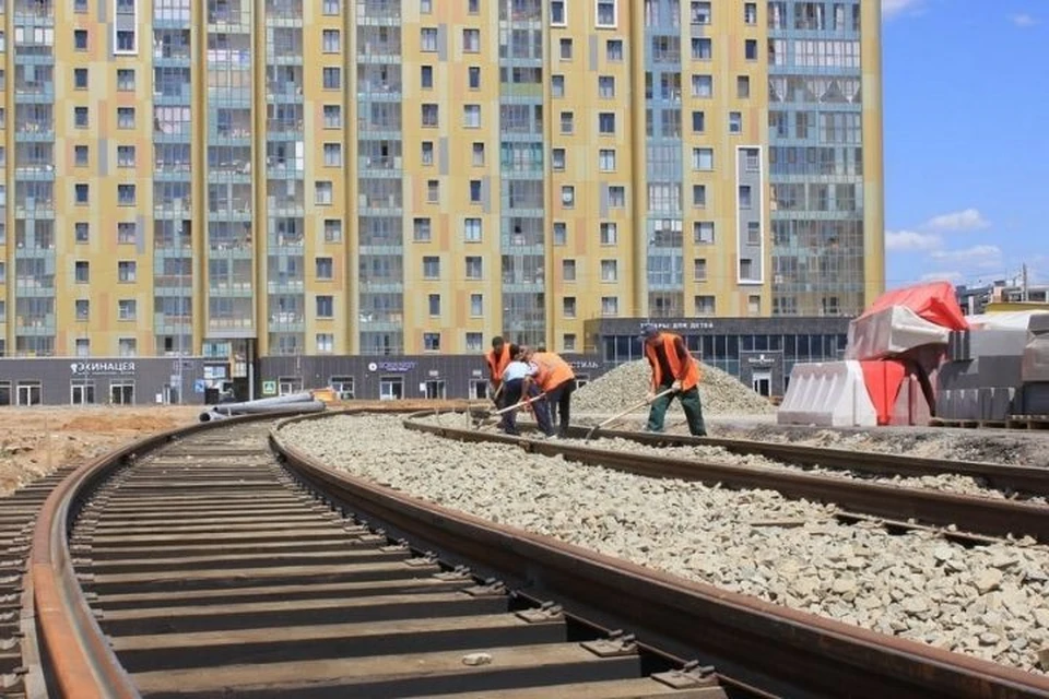 Во время ремонта заменили изношенные шпалы и проверили расстояние между рельсами. Фото: МУП «Метроэлектротранс»