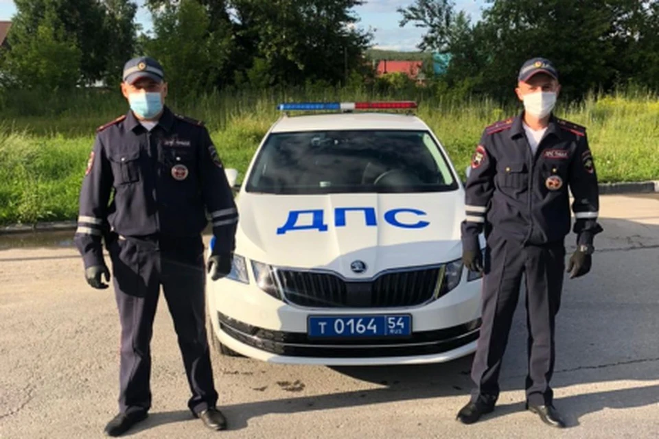 Полицейские помогли сибирячке, которой стало плохо за рулем. Фото: ГУ МВД по НСО