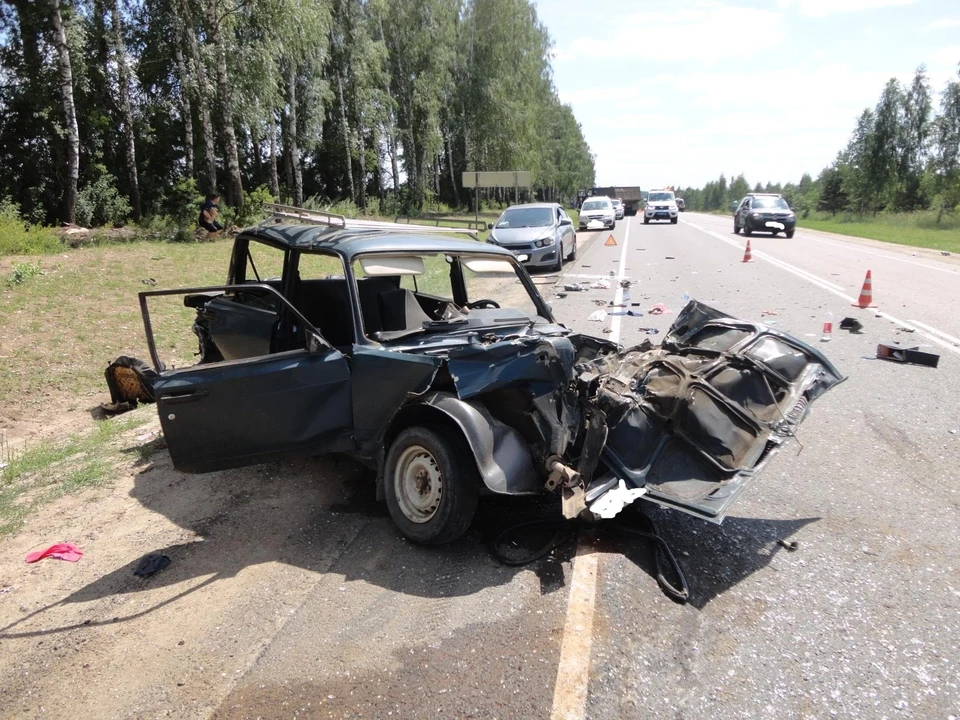 В ДТП с четырьмя автомобилями водитель "ВАЗа" получил ранения