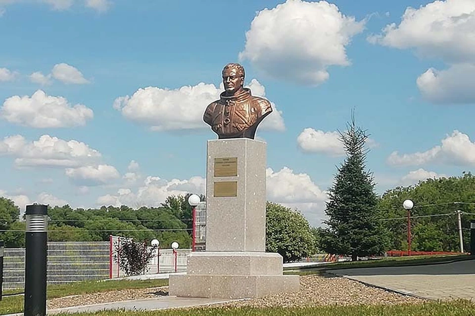 Бюст Герману Титову в Полковниково