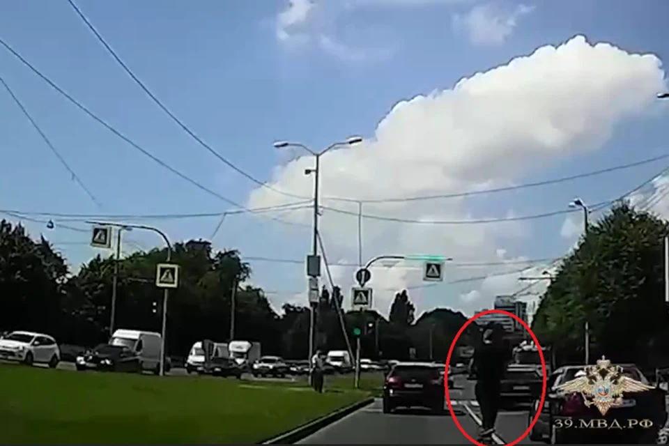 Мужчина на самокате мчался в общем транспортном потоке по Моспроспекту.