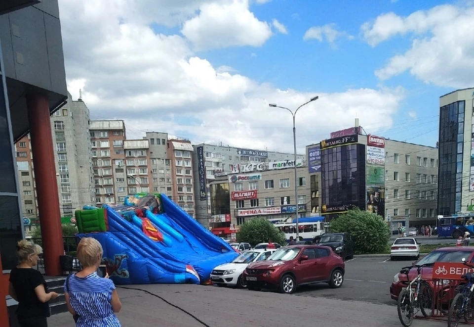 Повезло, что на аттракционе не было детей.