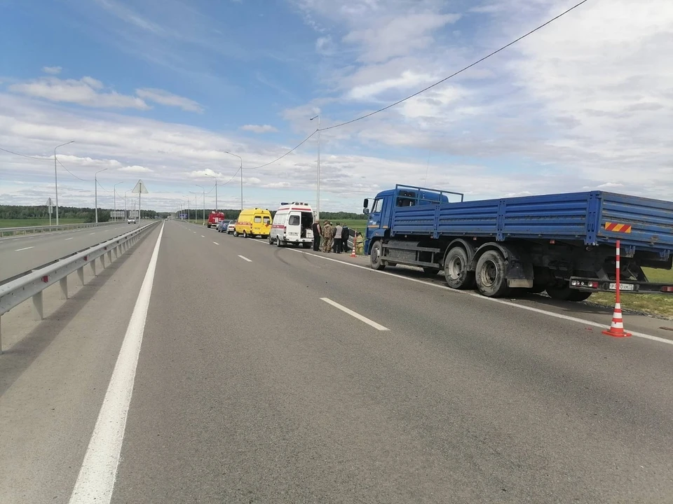 В аварии с большегрузом на тюменской трассе пострадали две девочки.