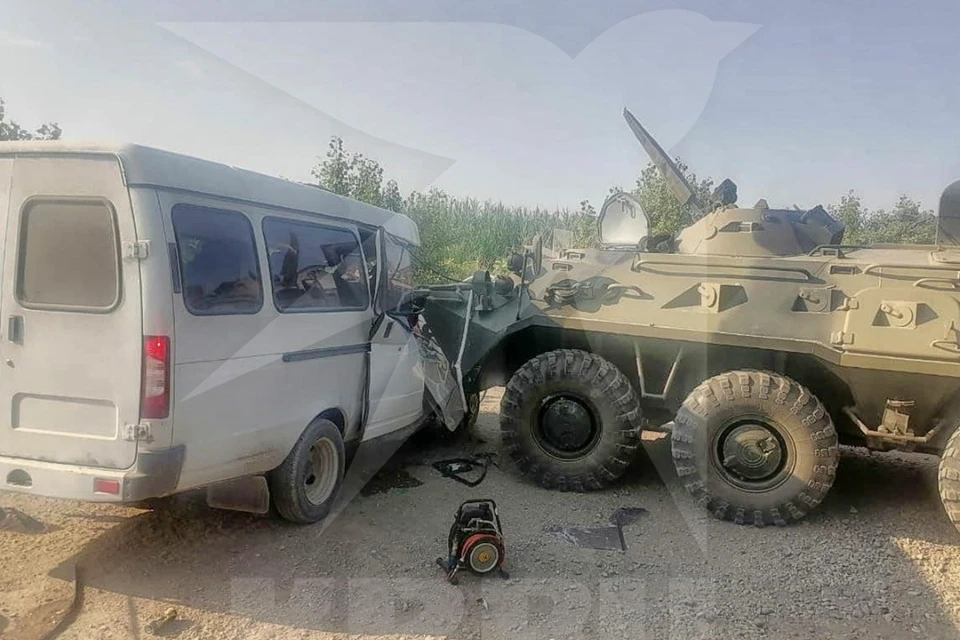 В аварии БТР и маршрутки на Ставрополье погибли два человека