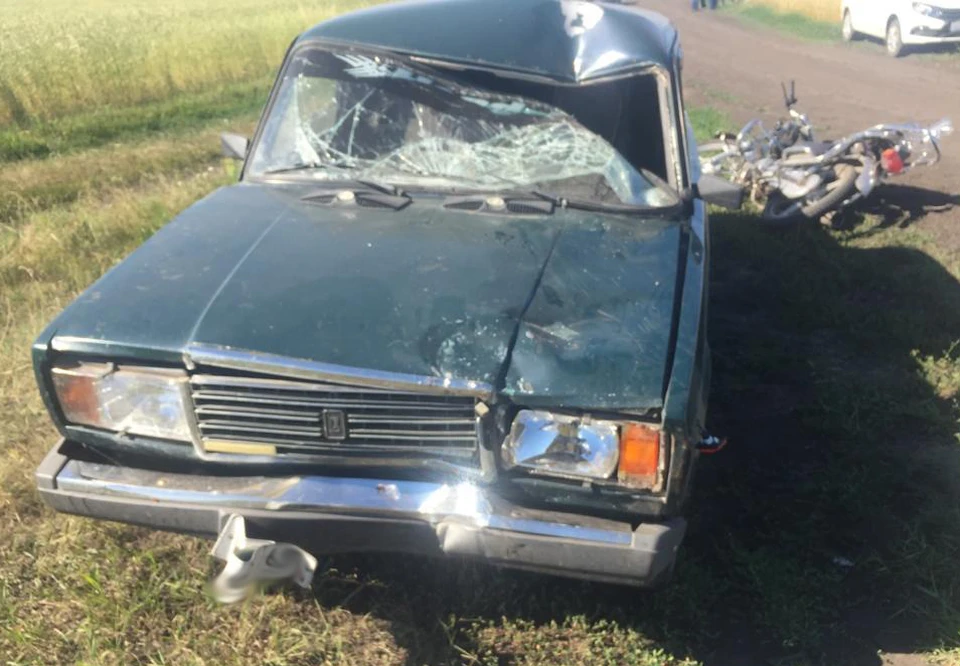 Парень на мопеде врезался в легковое авто