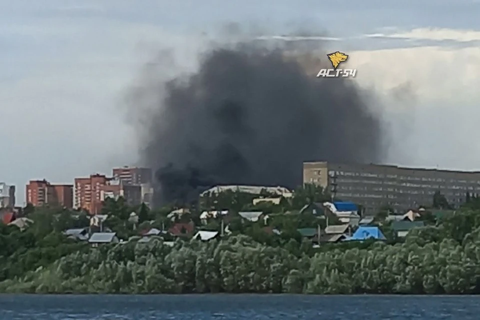 В центре Новосибирска загорелись несколько частных домов. Фото: "АСТ-54"