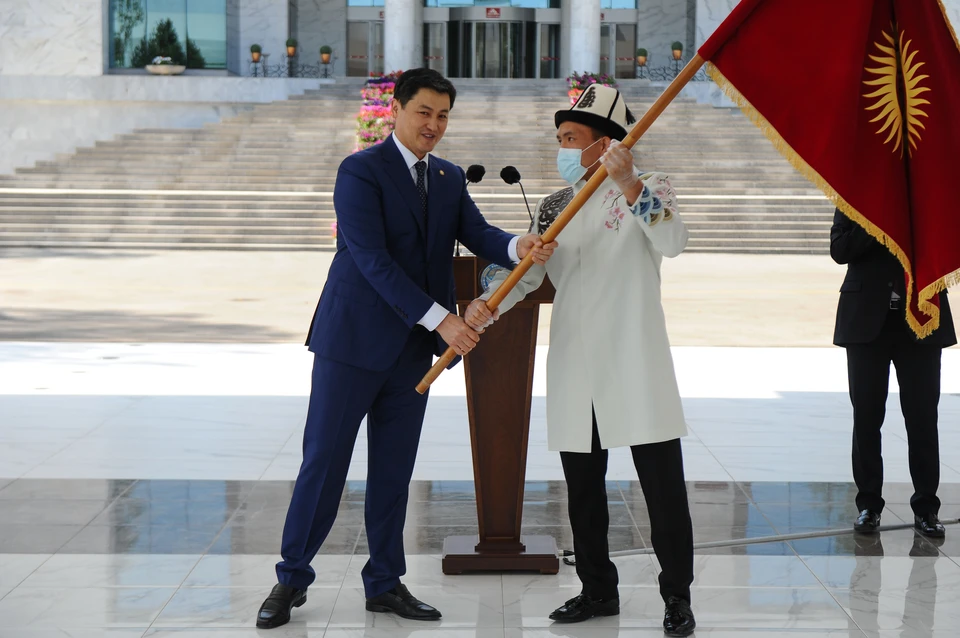 Глава кабмина Улукбек Марипов передал флаг Кыргызстана капитану олимпийской сборной Атабеку Азисбекову и пожелал команде побед на Играх.