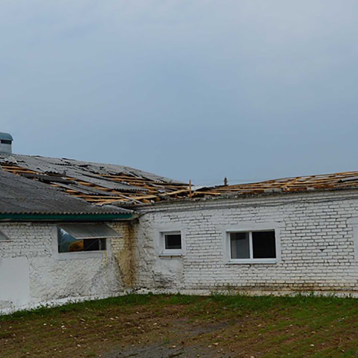 Снесенные крыши и поваленные деревья – последствия разгула стихии в  Гродненской области - KP.RU