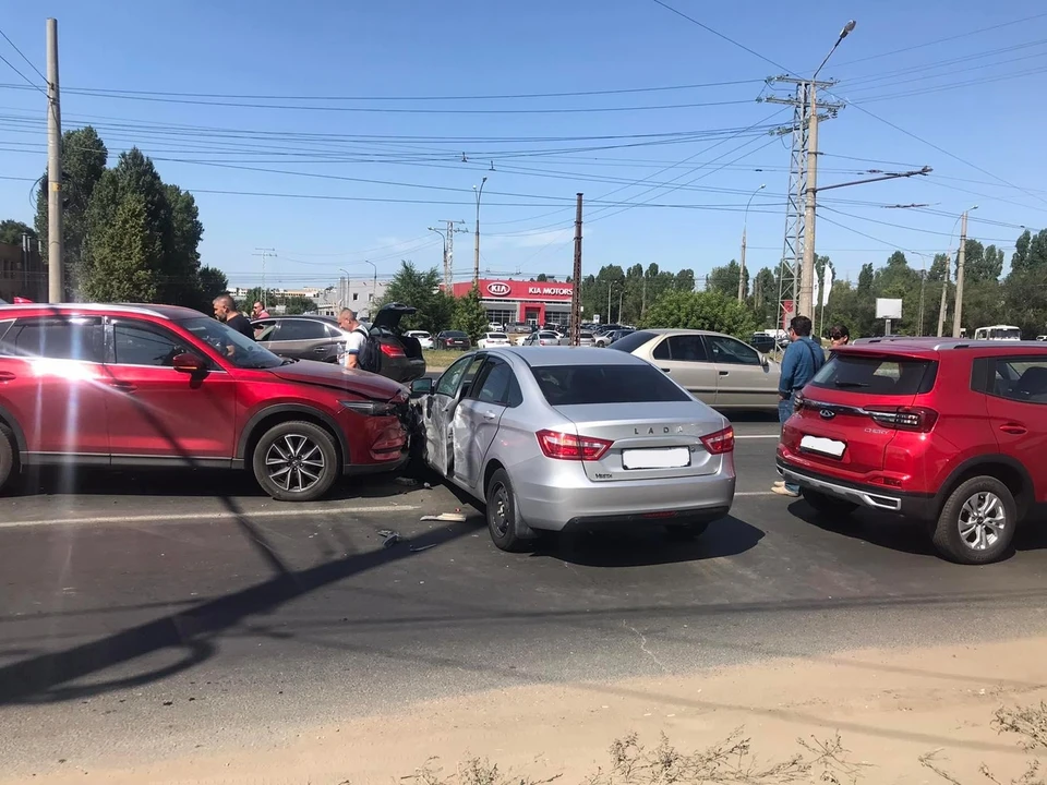 Водитель "Весты" пострадала в столкновении четырех автомобилей. Фото - ГУ МВД России по Самарской области