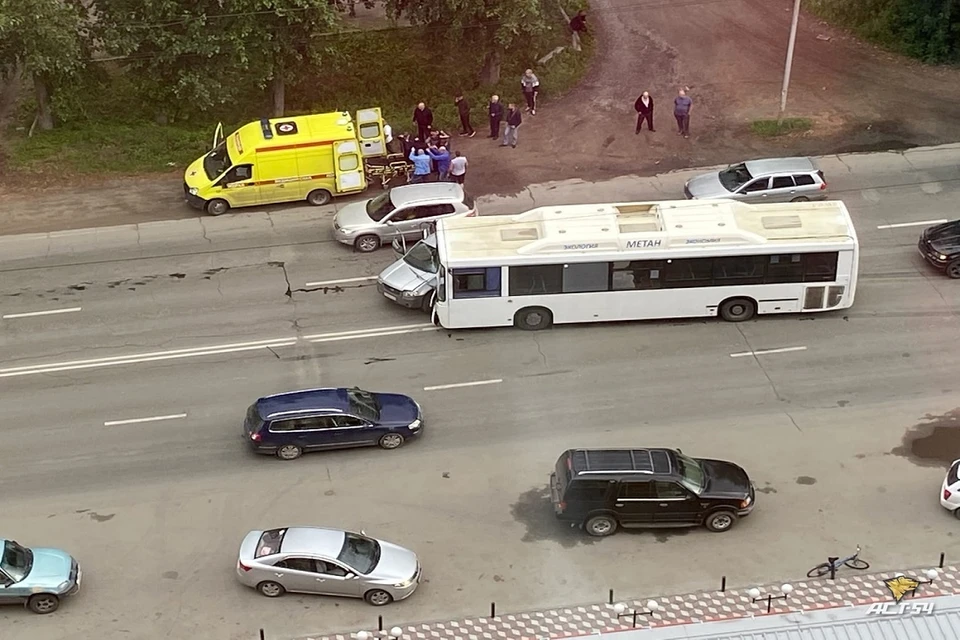 В Новосибирске автобус столкнулся с кроссовером: есть пострадавшие. Фото: "АСТ-54".
