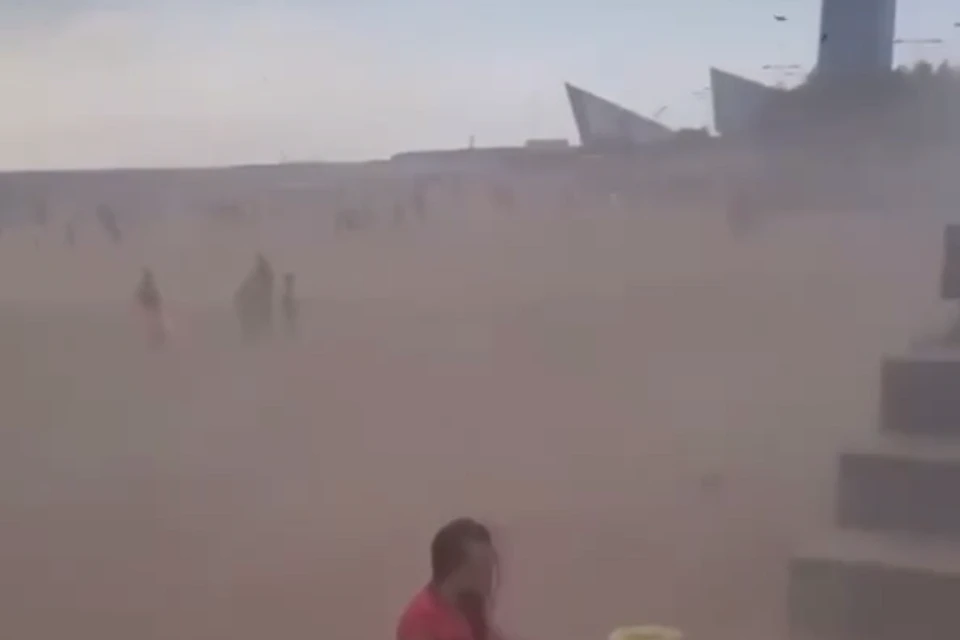 Песчаная буря накрыла парк 300-летия. Фото: instagram.com/petrosphotos