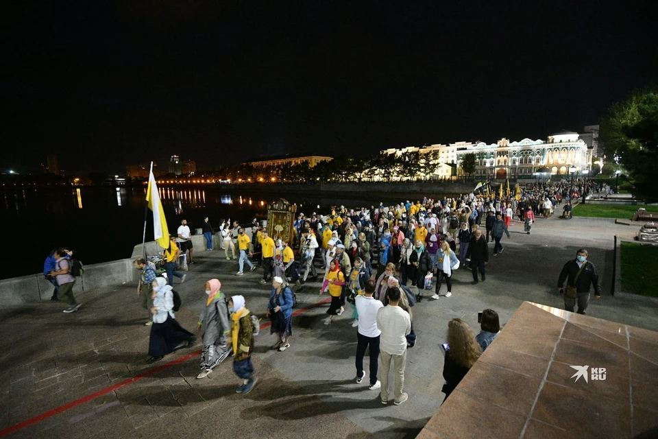 Верующие прошли по центру Екатеринбурга организованной группой в ночь на 17 июля