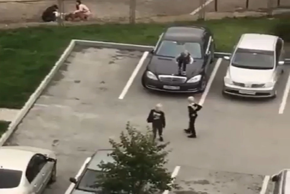 Видео со странным развлечением ребенка появилось в соцсети. Фото: стоп-кадр.