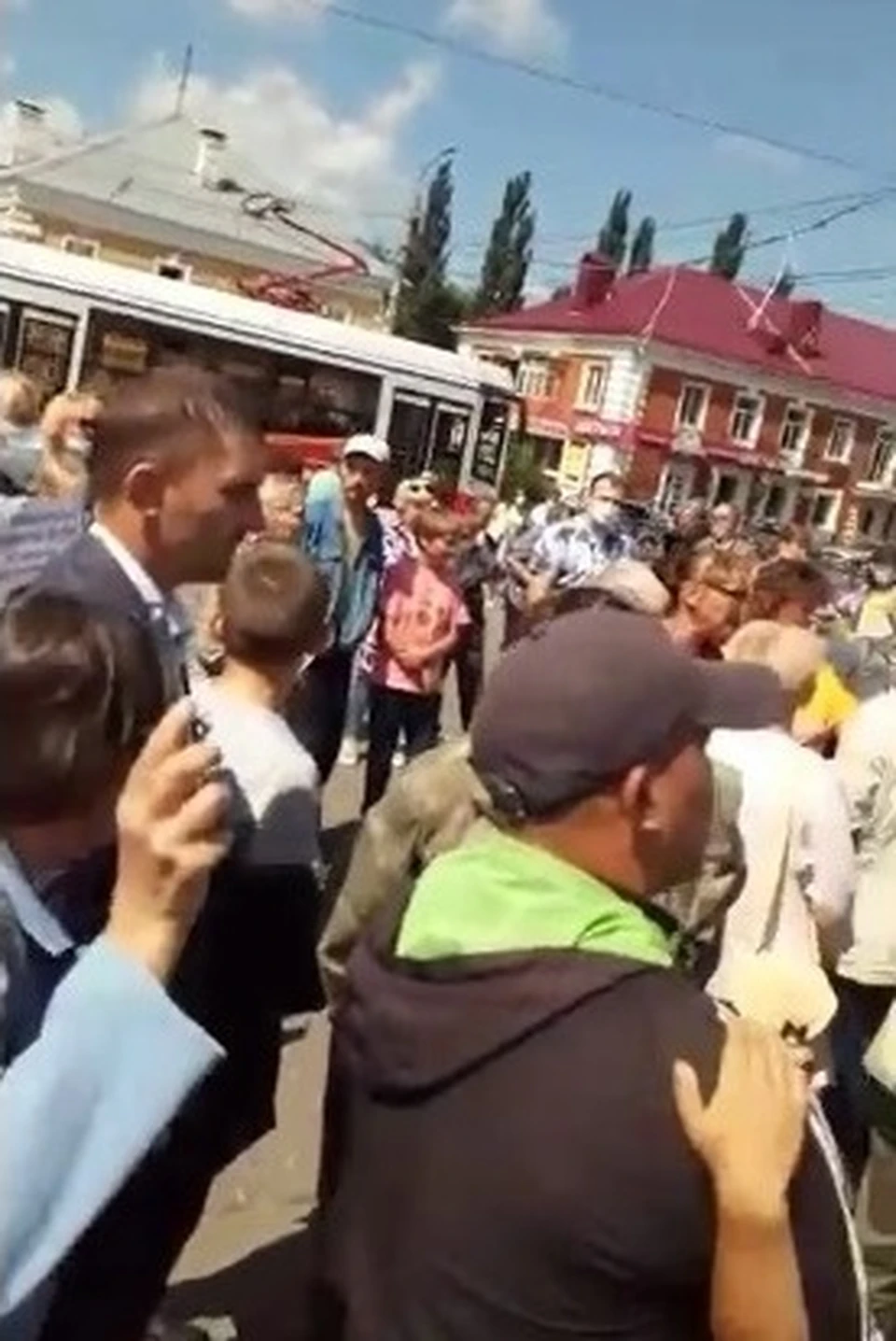 На акцию собралось около сотни человек.