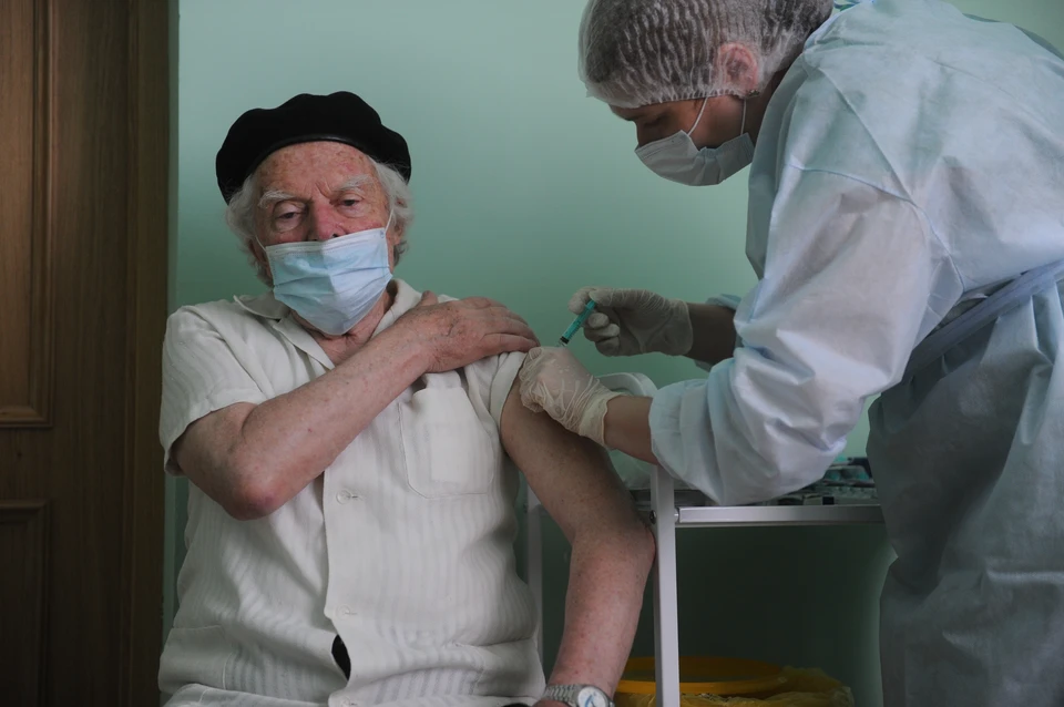 Более 350 тысяч пожилых петербуржцев привились от коронавируса