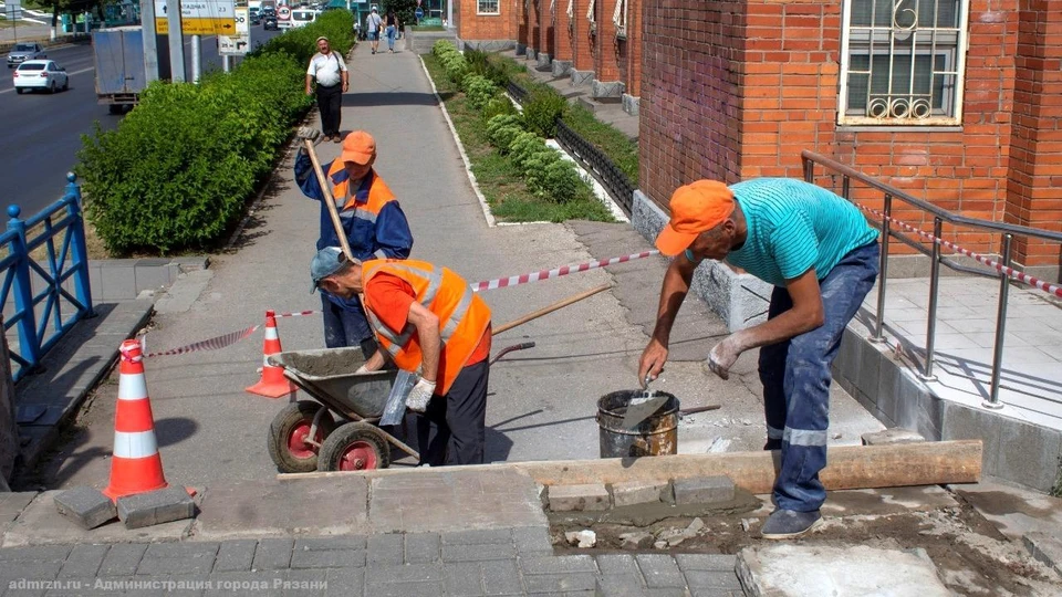 На Московском шоссе начали ремонтировать лестницы.